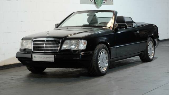 Image 1/30 of Mercedes-Benz E 220 (1995)
