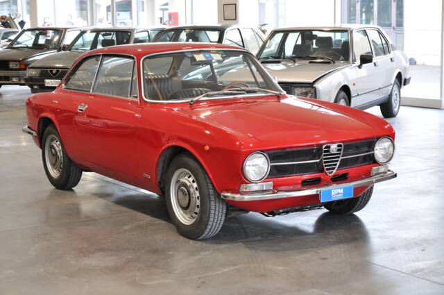 Bild 1/43 von Alfa Romeo Giulia 1300 GT Junior (1971)