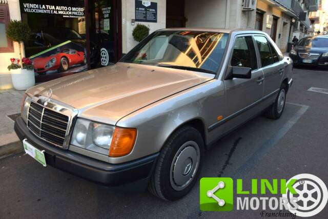 Image 1/10 de Mercedes-Benz 200 (1986)