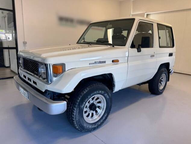 Image 1/7 of Toyota Land Cruiser BJ70 (1985)
