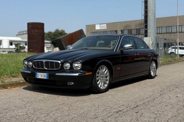 Image 1/9 de Jaguar XJ 8 4.2 (2003)
