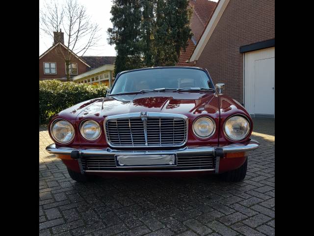 Image 1/30 de Jaguar XJ 6 L 4.2 (1974)