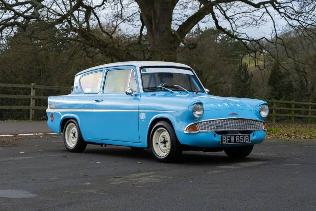 Image 1/39 of Ford Anglia Super (1964)