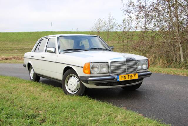 Image 1/22 of Mercedes-Benz 200 (1978)