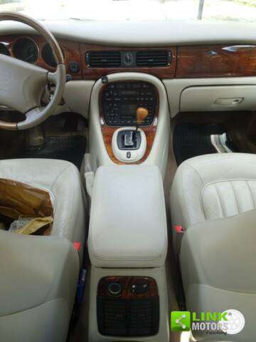 Image 1/4 of Jaguar XJ 8 Executive (1999)