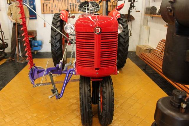 Bild 1/7 von IHC McCormick-Deering Farmall F (1960)