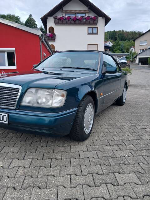 Image 1/29 of Mercedes-Benz E 200 (1995)
