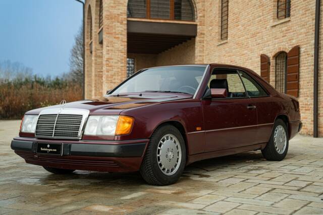 Image 1/50 de Mercedes-Benz 300 CE-24 (1991)