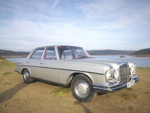 Image 1/7 de Mercedes-Benz 250 CE (1970)