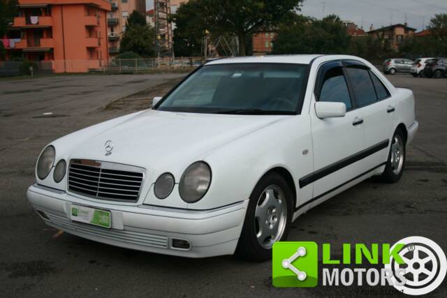 Image 1/10 of Mercedes-Benz E 220 Diesel (1998)