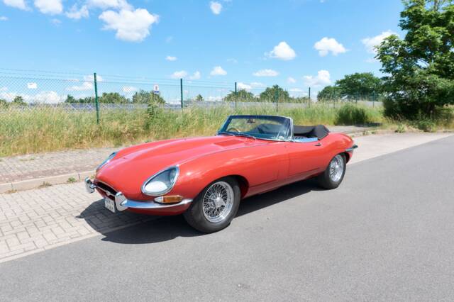 Image 1/80 of Jaguar E-Type 4.2 (1966)