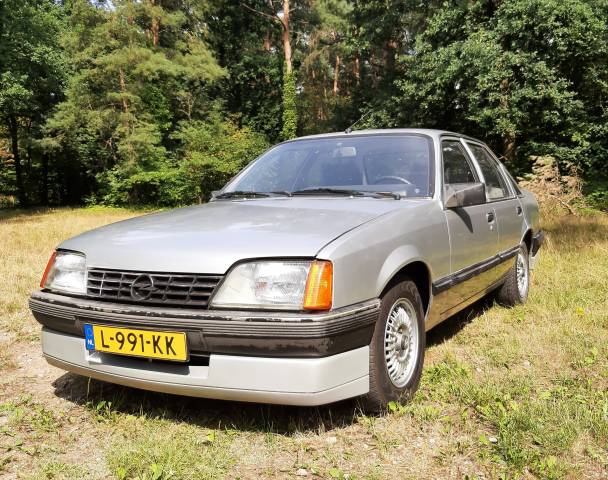 Immagine 1/8 di Opel Rekord 1,8 S (1984)