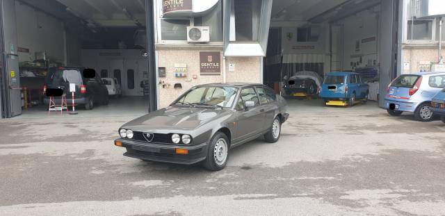Image 1/30 de Alfa Romeo GTV 6 2.5 (1981)