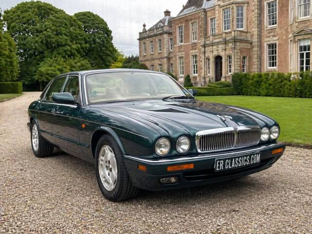 Image 1/8 de Jaguar XJ 6 4.0 (1995)