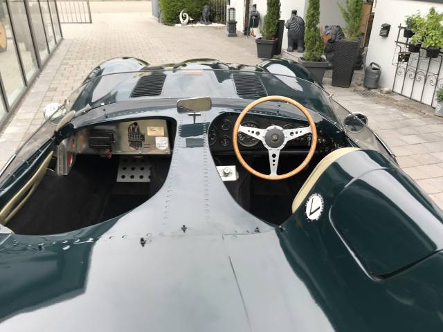 Image 1/35 of Jaguar D-Type (1975)