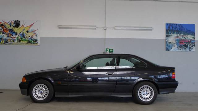 Image 1/33 de BMW 318is (1995)