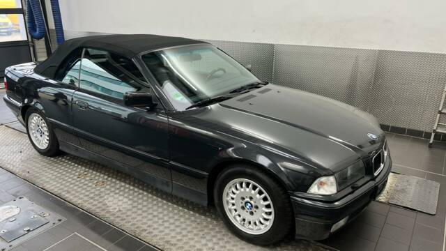 Bild 1/11 von BMW 325i (1993)
