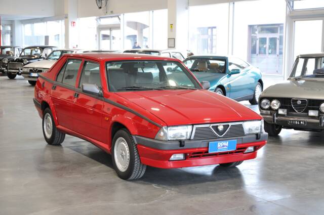 Image 1/30 de Alfa Romeo 75 2.0 Twin Spark (1988)