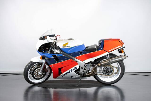 Immagine 1/48 di Honda VFR 750R RC 30 (1988)