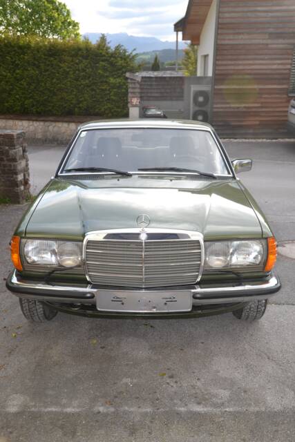 Image 1/11 of Mercedes-Benz 230 CE (1983)