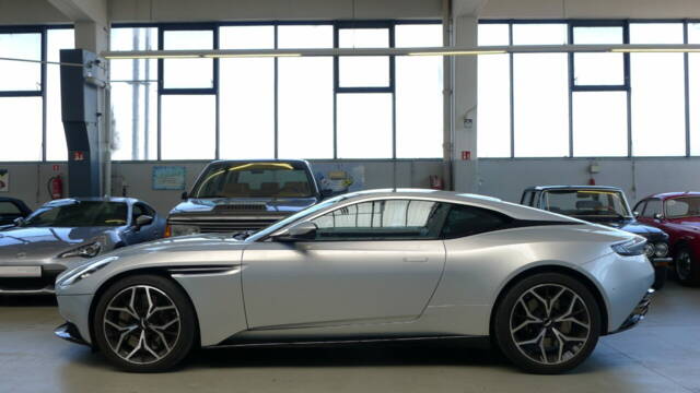 Image 1/37 of Aston Martin DB 11 V12 (2020)