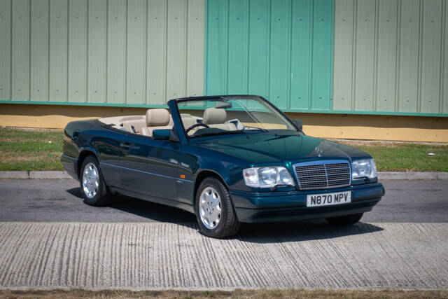 Image 1/26 of Mercedes-Benz E 320 (1996)