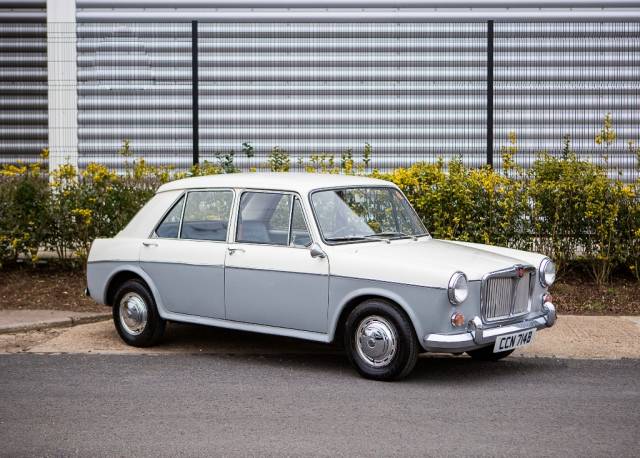 Image 1/20 of MG 1100 (1964)