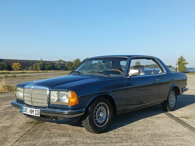Image 1/8 of Mercedes-Benz 230 CE (1983)