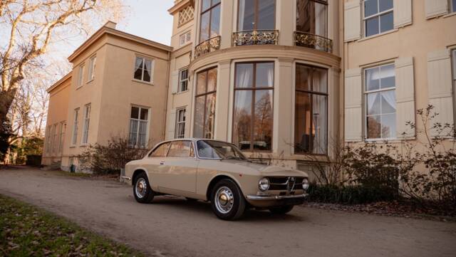Image 1/54 of Alfa Romeo Giulia GT 1300 Junior (1972)