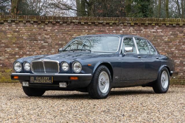 Image 1/50 of Jaguar XJ 12 (1987)