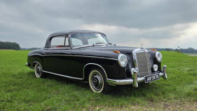Image 1/8 de Mercedes-Benz 220 S (1959)