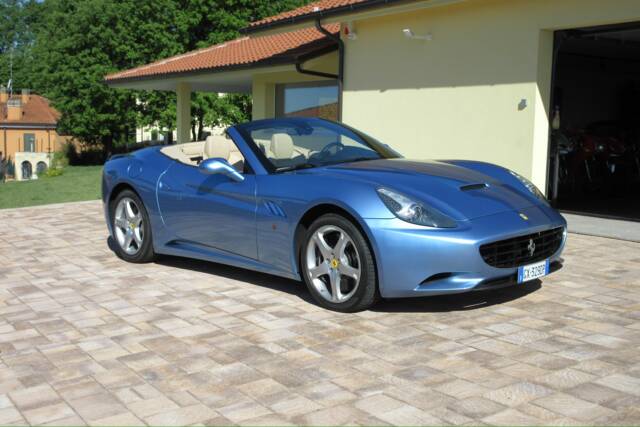 Imagen 1/35 de Ferrari California (2010)