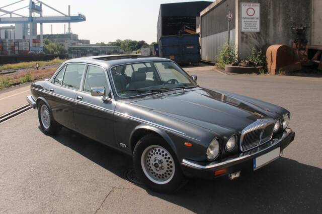 Image 1/12 of Daimler Double Six (1992)