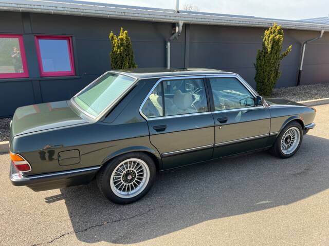 Image 1/20 de BMW 528i (1983)