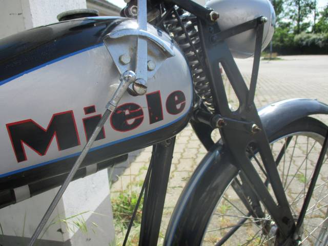Imagen 1/17 de Miele DUMMY (1940)