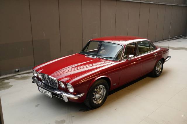 Image 1/50 de Jaguar XJ 12 L (1977)