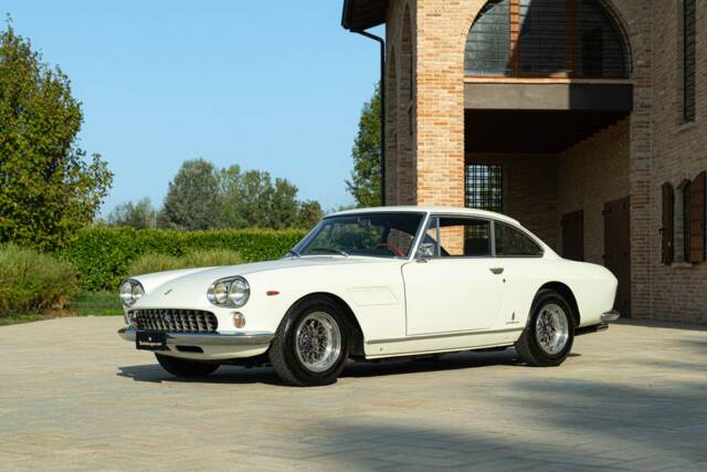 Bild 1/50 von Ferrari 330 GT 2+2 (1964)