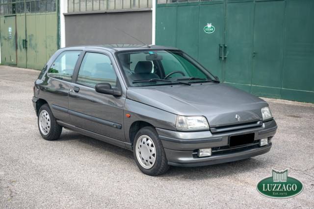 Image 1/38 de Renault Clio I 1.2 (1995)