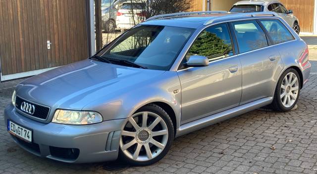 Immagine 1/18 di Audi RS4 Avant (2001)