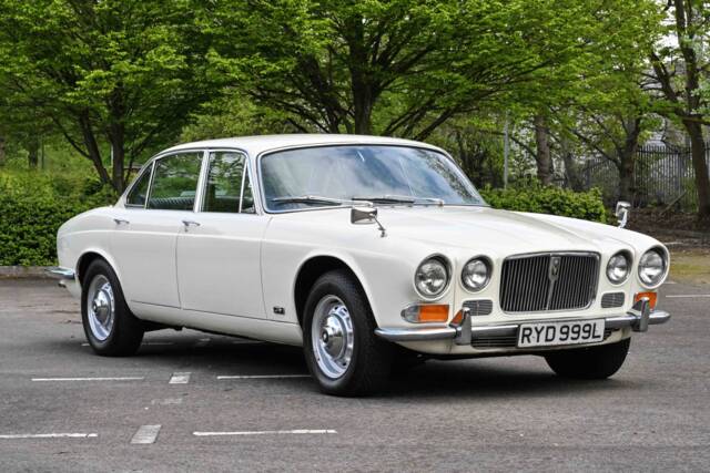 Image 1/8 of Jaguar XJ 12 (1973)