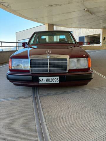 Image 1/50 of Mercedes-Benz E 200 (1993)