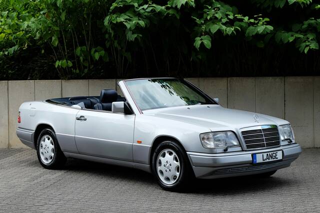 Image 1/69 of Mercedes-Benz E 320 (1994)