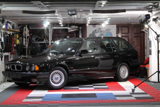 Image 1/8 de BMW 540i Touring (1994)