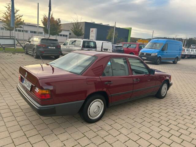 Image 1/10 de Mercedes-Benz 200 D (1989)