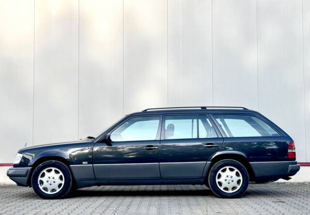 Bild 1/54 von Mercedes-Benz 300 TD Turbo (1993)