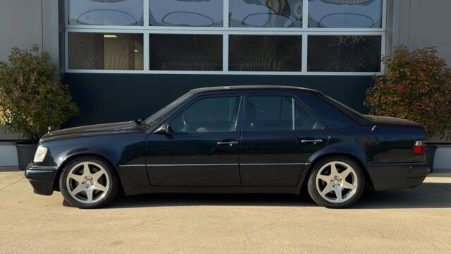 Image 1/15 of Mercedes-Benz E 500 Limited (1994)