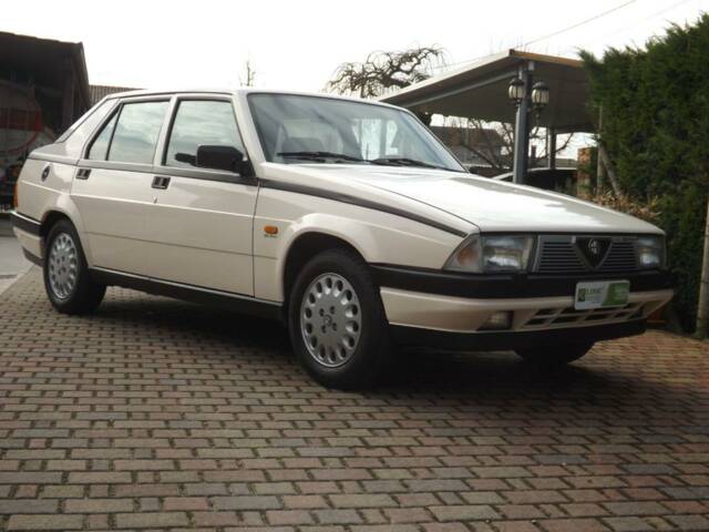 Image 1/50 de Alfa Romeo 75 2.0 (1986)