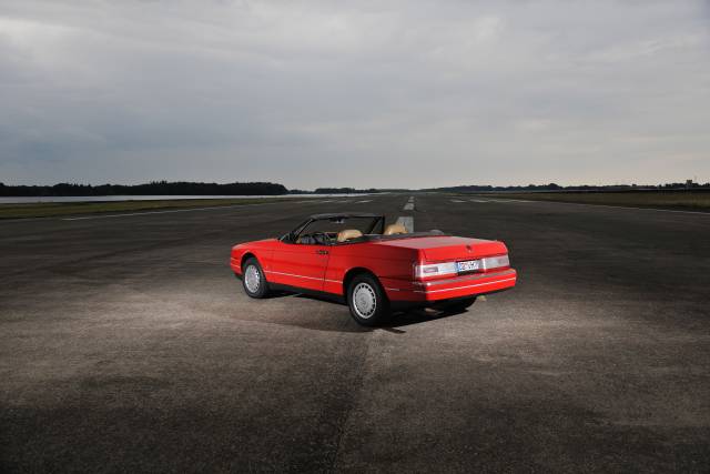 Image 1/22 of Cadillac Allanté (1987)