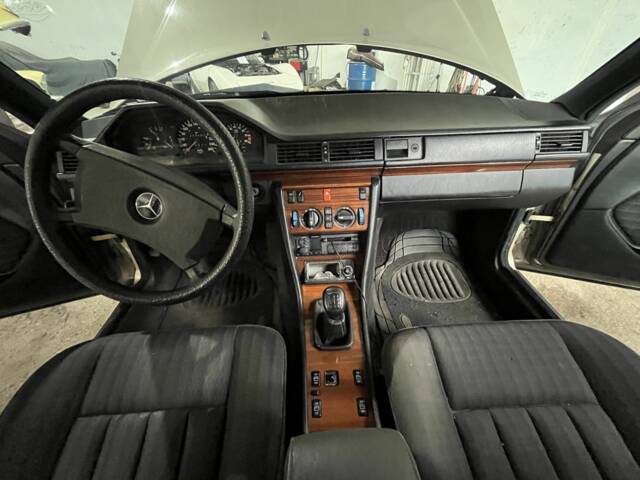 Immagine 1/8 di Mercedes-Benz 300 E-24 (1992)