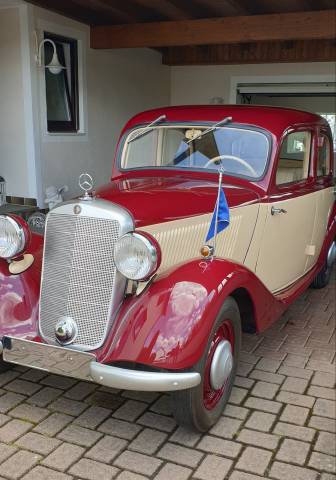Limousine viertürig seitlich vorne mit Fahne (Original)